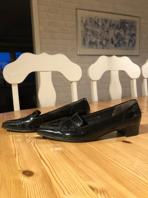 Loafers - Jättefina skor! Men tyvärr så passade de inte, det är storlek 6 vilket man kan säga är storlek 39. Använder inte köp nu så skriv till mig istället :)