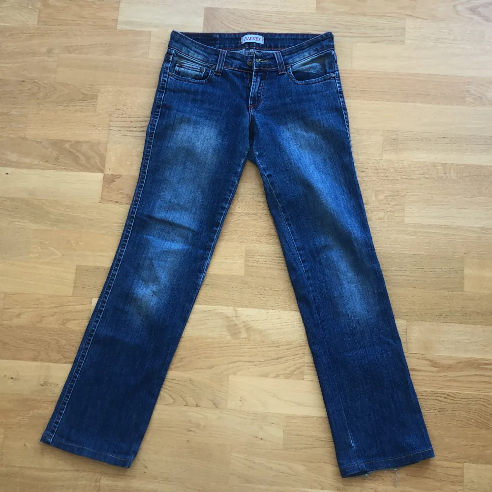 Lågmidjade vida jeans från diesel. Dom är lagade undertill men det är inget som syns när dom sitter på. . Jeans & Byxor.