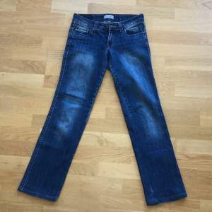 Lågmidjade vida jeans från diesel. Dom är lagade undertill men det är inget som syns när dom sitter på. 