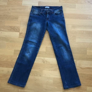 Diesel jeans - Lågmidjade vida jeans från diesel. Dom är lagade undertill men det är inget som syns när dom sitter på. 