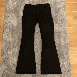 Svarta bootcut jeans - Säljer ett par svarta bootcut jeans. Jätte fina men har tyvärr växt ur dom. Och dom har inga hål eller smutsfläckar.