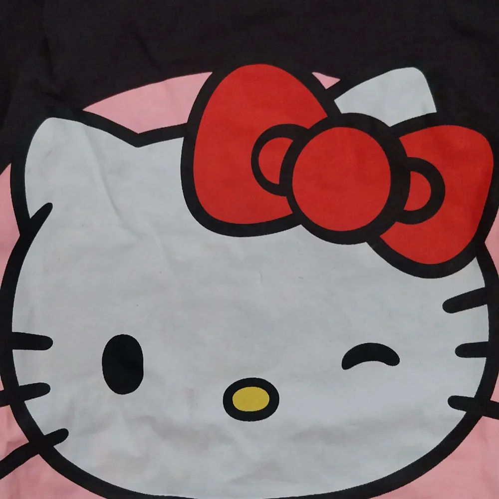 En hello kitty tee från h&m sitter super fint storlek xs. T-shirts.