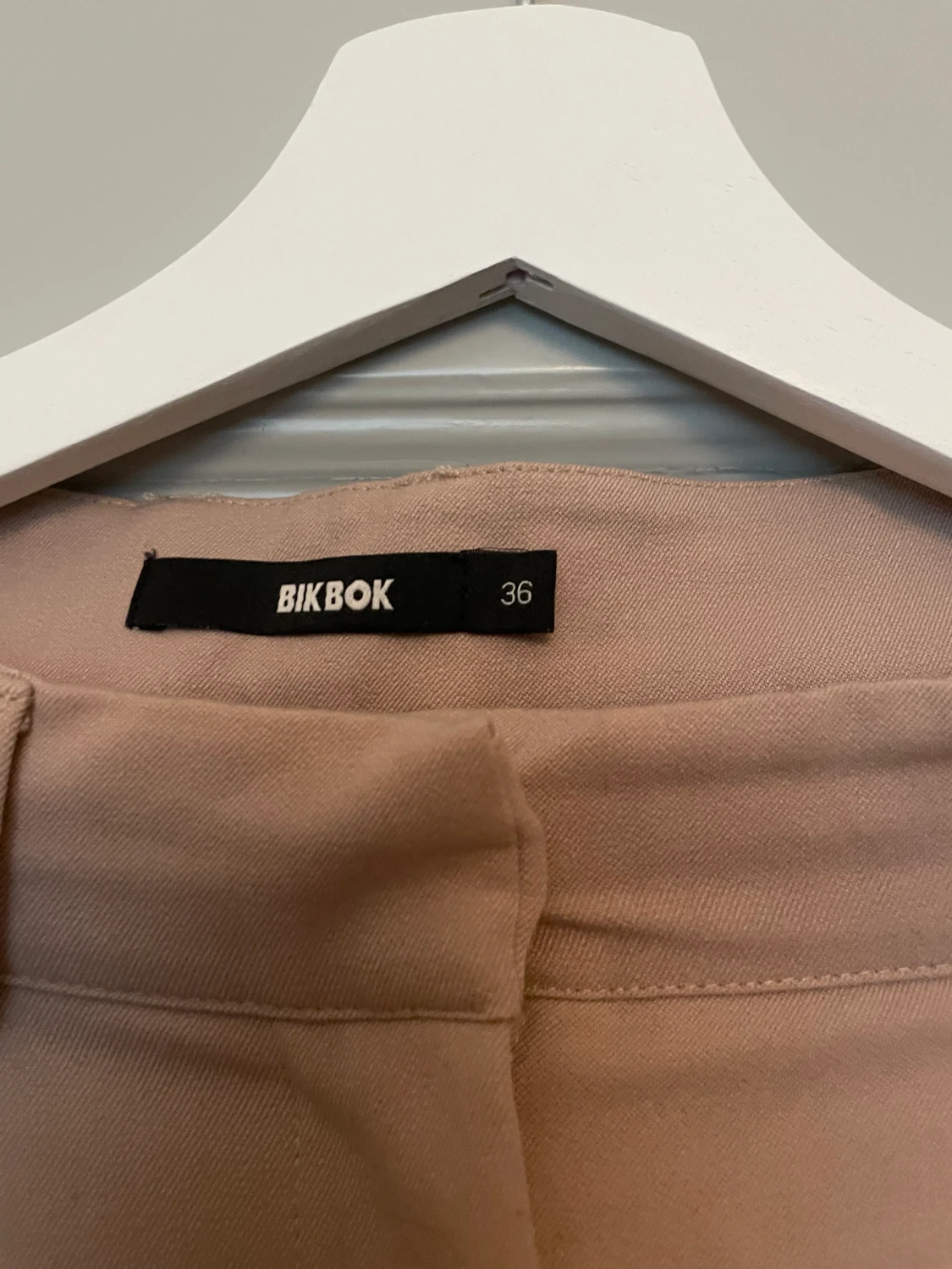 Beiga kostymbyxor från BikBok!  - 90