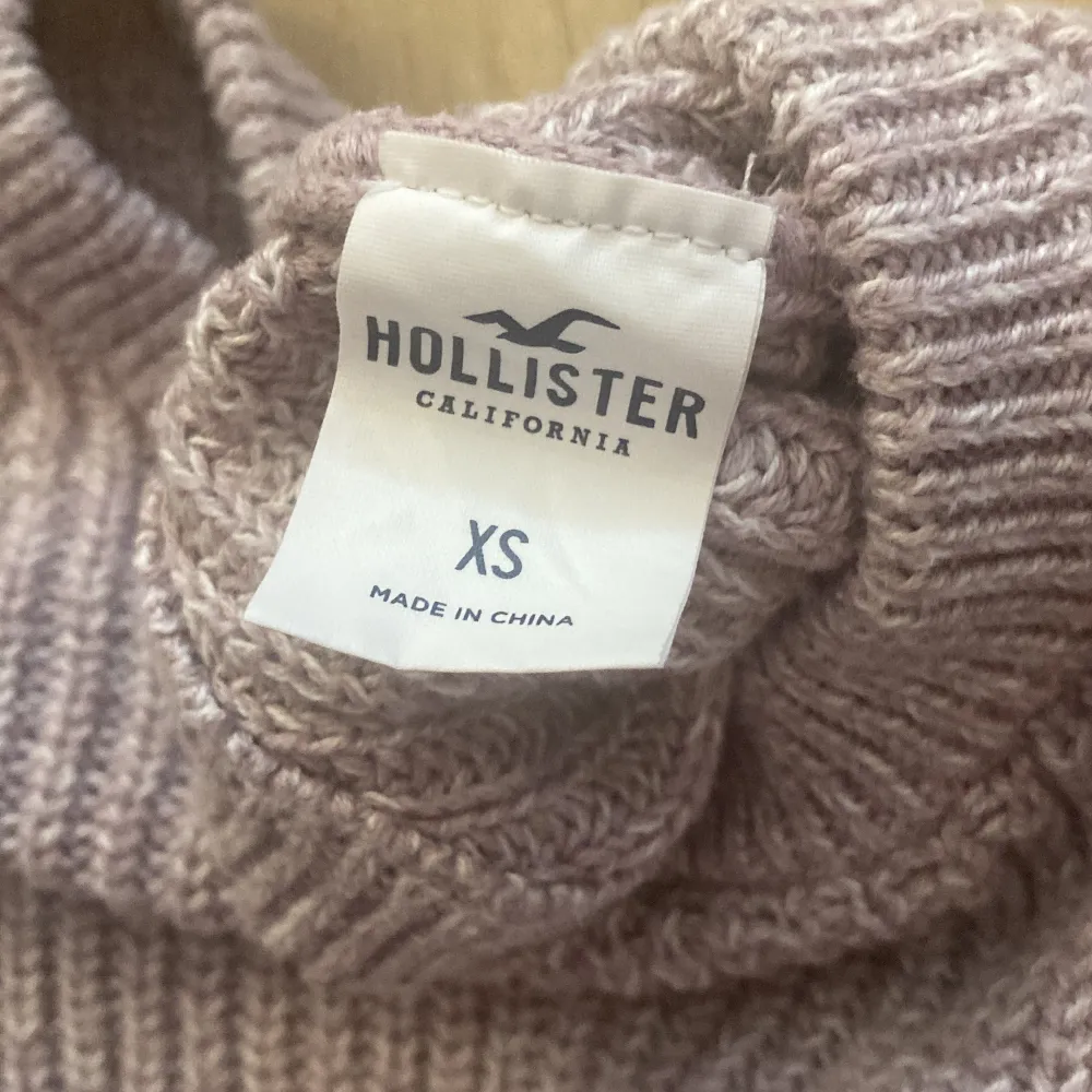 Stickad lila tröja med knyte från Hollister i storlek XS. Endast använd 1 gång!. Tröjor & Koftor.