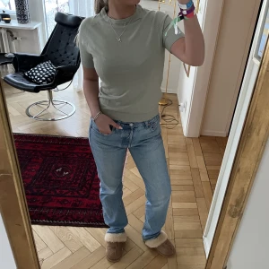 Stickad t- shirt - Så snygg ”stickad” t-shirt från Mango i en snygg grön färg. 