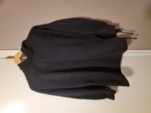 Svart huvtröja  - Svart huvtröja med slits och knytband 