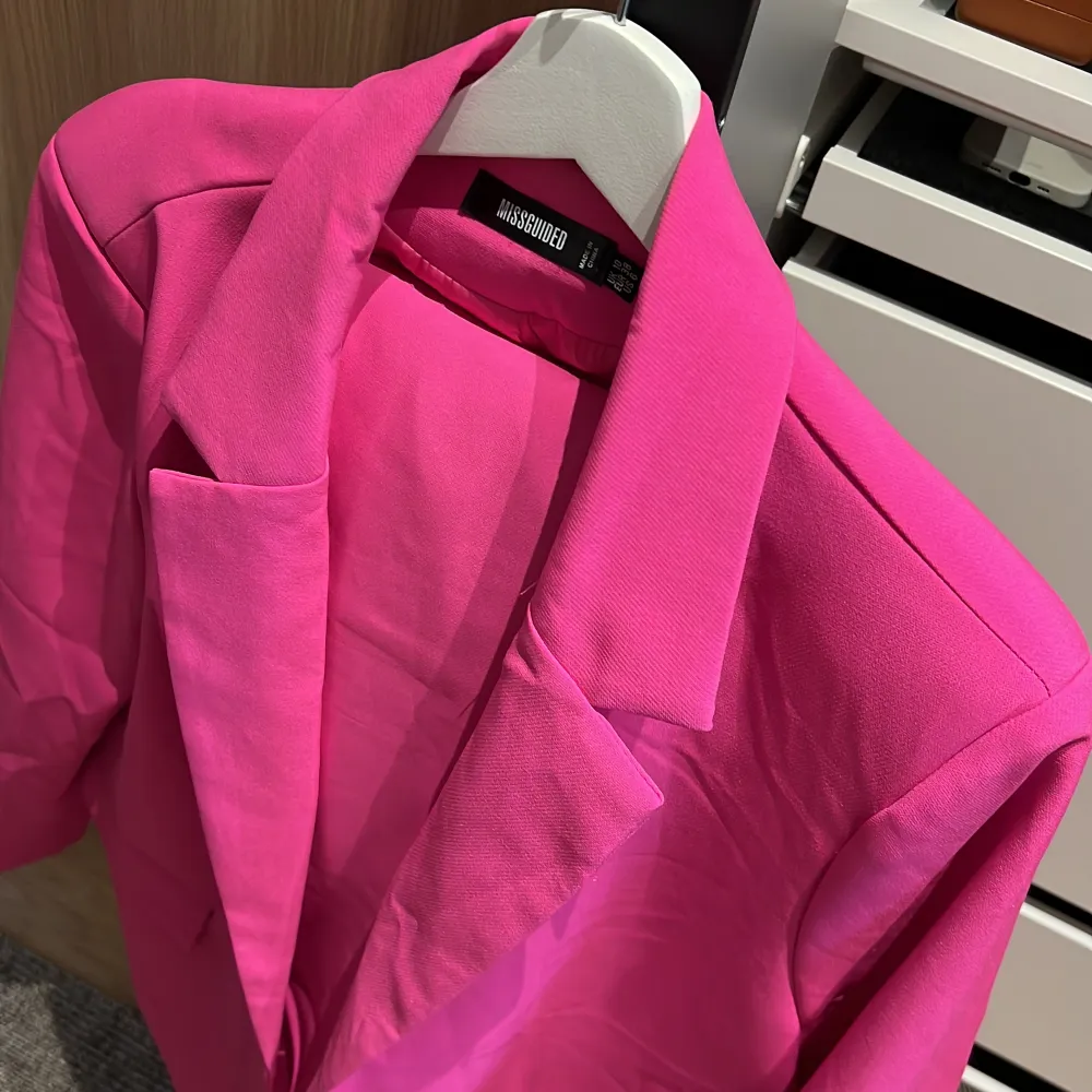 En rosa kostym byxor och kavaj ifrån Missguided, använd ett fåtal gånger, tighta trekvartslånga byxor💗. Kostymer.