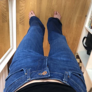 Jeans - Jeans från Zara i lite längre utsvängd modell. Väldigt sköna och snygg färg! Jag är 1.74 som referens.