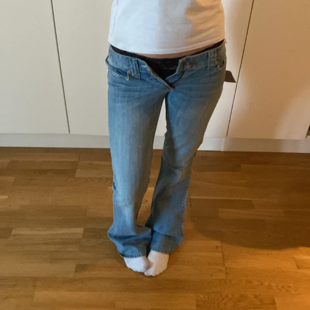 Säljer nu mina helt nya assnygga trendiga jeans  i storlek 28 då de tyvärr är för små på mig🥲Buda gärna, spårbar frakt, jättefin passform. Sista bild lånad ❤️ HÖGSTA BUD 360kr  . Jeans & Byxor.
