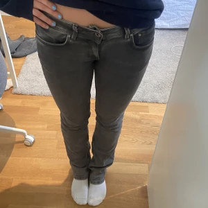 Low waist jeans  - Säljer dessa superfina low waist jeansen från Pepe jeans. Endast använda fåtal gånger. Dm vid intresse!💕