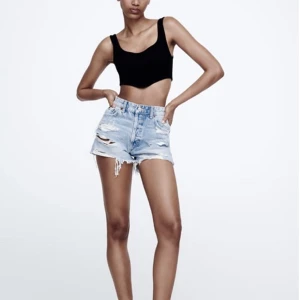 Jeans shorts - Säljer dessa super fina jeans shorts från zara i storlek 38, helt oanvända och prislappen sitter kvar. bud från 150kr + frakt💞