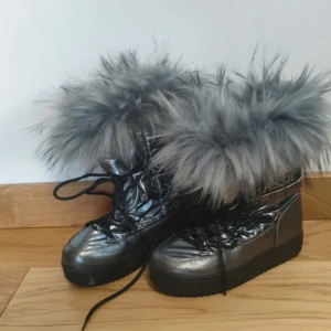 Boots  - Super varm och bekväma. Använd bara en vinter, går ner i priset vid snabba affärer 🌟