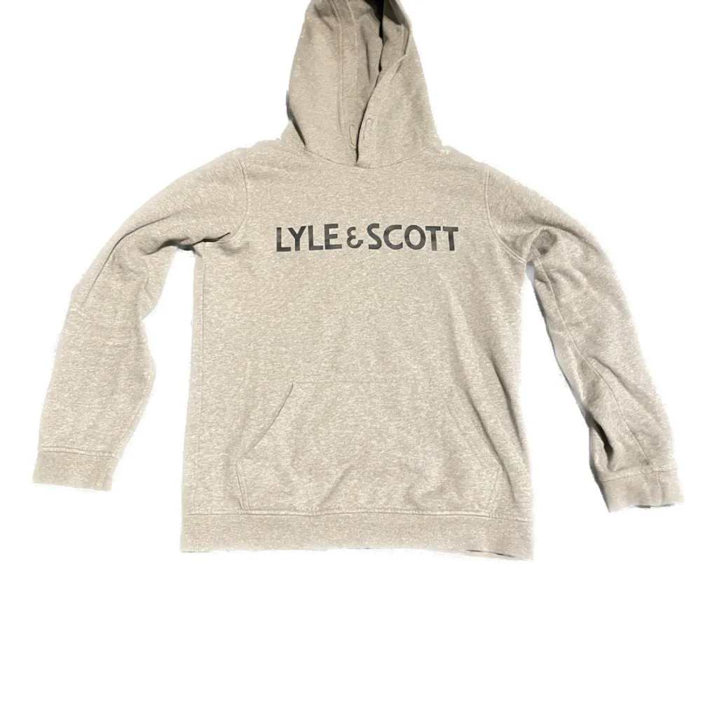 Säljer en fin grå Lyle & Scott hoodie i utmärkt skick. Storlek S men passar även M. . Hoodies.