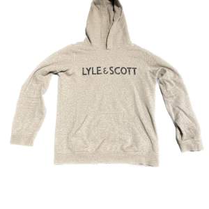 Säljer en fin grå Lyle & Scott hoodie i utmärkt skick. Storlek S men passar även M. 