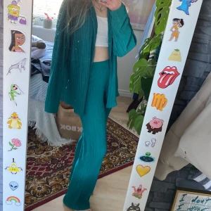 Sett ifrån Gina  - Supper snyggt sett ifrån gina aldrig använt byxorna är xs o skjortan m