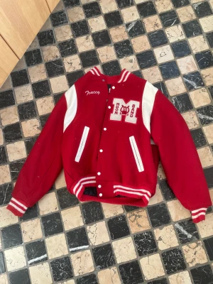 Vintage varsity jacket - Vintage varsity jacket köpt på Pop Boutique i Göteborg. Gjord i USA. Storlek XL men sitter mer som en large. Små fläckar som syns på bild 3. Var inte rädd att skriva om du har frågor eller vill se flera bilder!