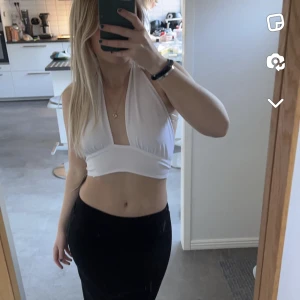 Topp - Säljer denna fina toppen från hm som jag aldrig andvänt (prislapp sitter kvar) man kan ha den på två sätt eller lite hur man vill. Väldigt fin i ryggen💕 köpt för 100kr. 