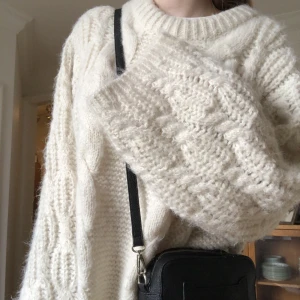 Vit stickad tröja  - Jättefin vit stickad tröja, nyköpt på Vero Moda i storlek M men passar bra på mig som är S. Den tog precis slut i butik. 