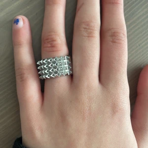 Edblad ring  - Säljer en gamlare version av nit ringen från edblad. Byter också mot en större storlek eller andra grejer