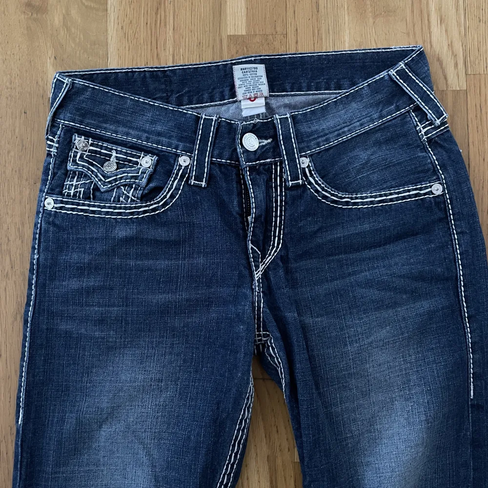 True Religion Med Tripple Stitch😈  Midja 40cm  Innerben 83cm Ben öppning 20,5cm . Jeans & Byxor.