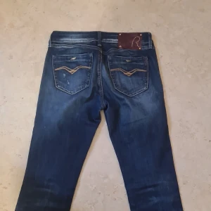Lågmidjade jeans - Lågmidjade säljs då gillar it hur den sitter p mig.