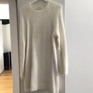 Klänning / pullover  - Mjuk vit klänning