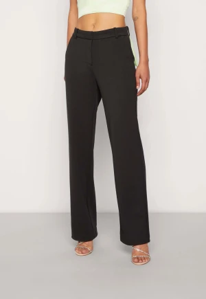 Vero Moda Kostymbyxor - Säljer dessa skit snygga kostymbyxorna från vero moda i low/mid waist. Dom är i storlek 32, S och har knappt använda pågrund av att dom inte passa mig💓