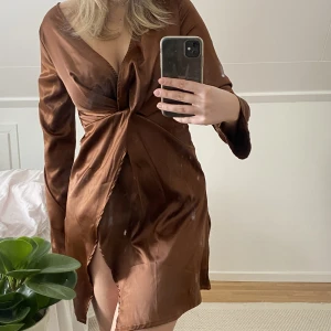 Klänning - Jättefin festklänning med slits! Det finns en dragkedja i sidan och klänningen är i bra skick! Skriv till mig innan köp eller vid frågor🤎🤎