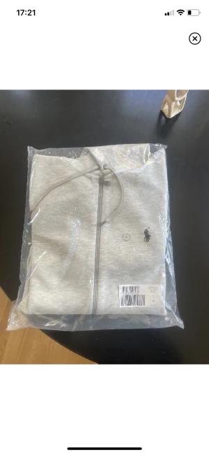Ralph lauren zip hoodie grå - Helt ny Ralph lauren zip hoodie från zalando , säljer för att den inte passade mig. Nypris 1800