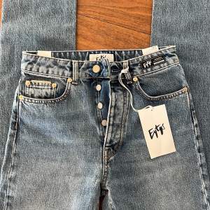 Helt nya slim straight jeans från Eytys i färgen stone blue. Långa i benen. Nypris 1900kr💙 Pris kan diskuteras❣️