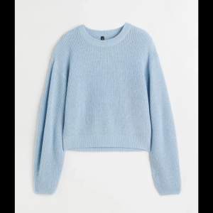 Säljer denna jättesköna oanvända ljusblåa stickade tröjan.  Den passar Xs - M. 💞💞