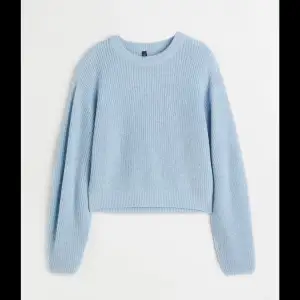 Säljer denna jättesköna oanvända ljusblåa stickade tröjan.  Den passar Xs - M. 💞💞