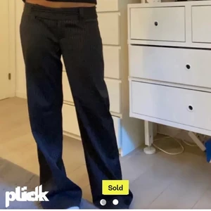 Kostymbyxor  - SÅ FINA kostymbyxor som köptes på Plick i toppenskick som tyvärr var för stora! Långa i benen och ca som en 38 generellt💙