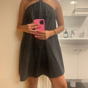 Svart klänning  - En supersnygg oanvänd svart klänning😍 (köparen står för frakten)