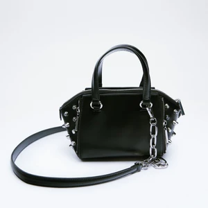 Väska med nitar från zara - Väska med nitar från zara, använd max 10 gånger. Köparen står för frakten!