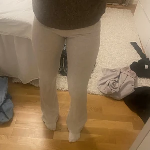 Ribbade mjukisbyxor   - Ribbade mjukisbyxor från Nelly. Aldrig använda så bra skick, endast testade💕 bekväma och sköna