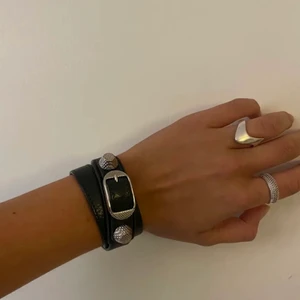 Balenciaga armband  - Säljer detta Balenciaga armband som jag köpte på Vestiaire! Köpt för 1300 men säljer för 900. Fick hem den nyligen och har aldrig använt. Med prislapp kvar💘