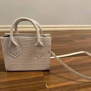 Väska  - Fin söt väska som kan fraktas samt kan jag mötas upp 🫶🏼