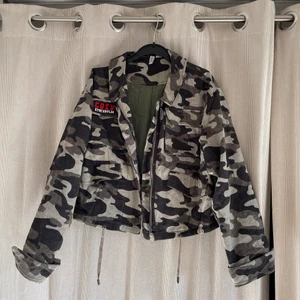 Höstjacka  - Härlig lite kortare Höstjacka som är sparsamt använd :))