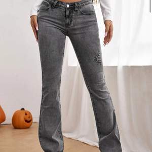 Säljer dessa eftertraktade jeans ifrån Shein! Använda max 2-3 gånger!❤️💝  🤍🤍TRYCK EJ PÅ KÖP NU🤍🤍