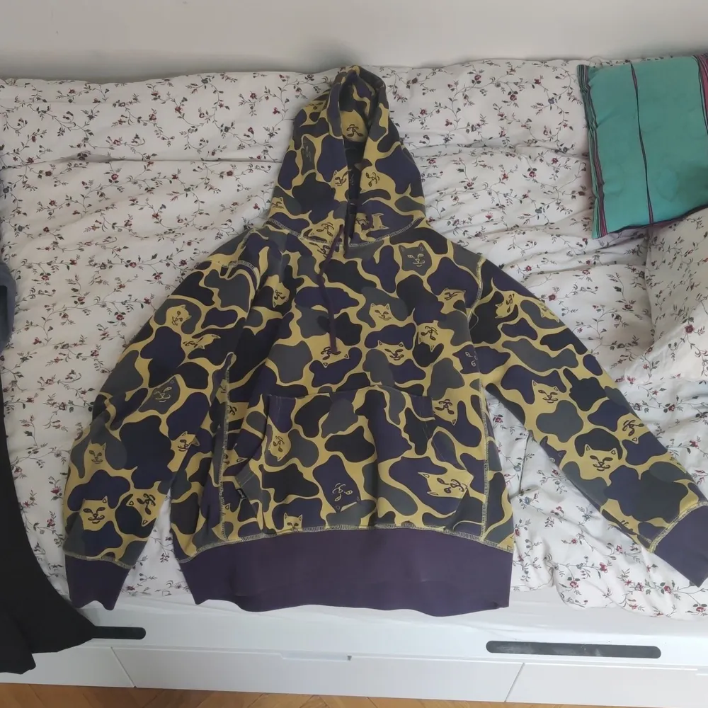 RipnDip hoodie i tropic camo pattern med katter. Nypris 1000kr. Inga fläckar. Hoodies.