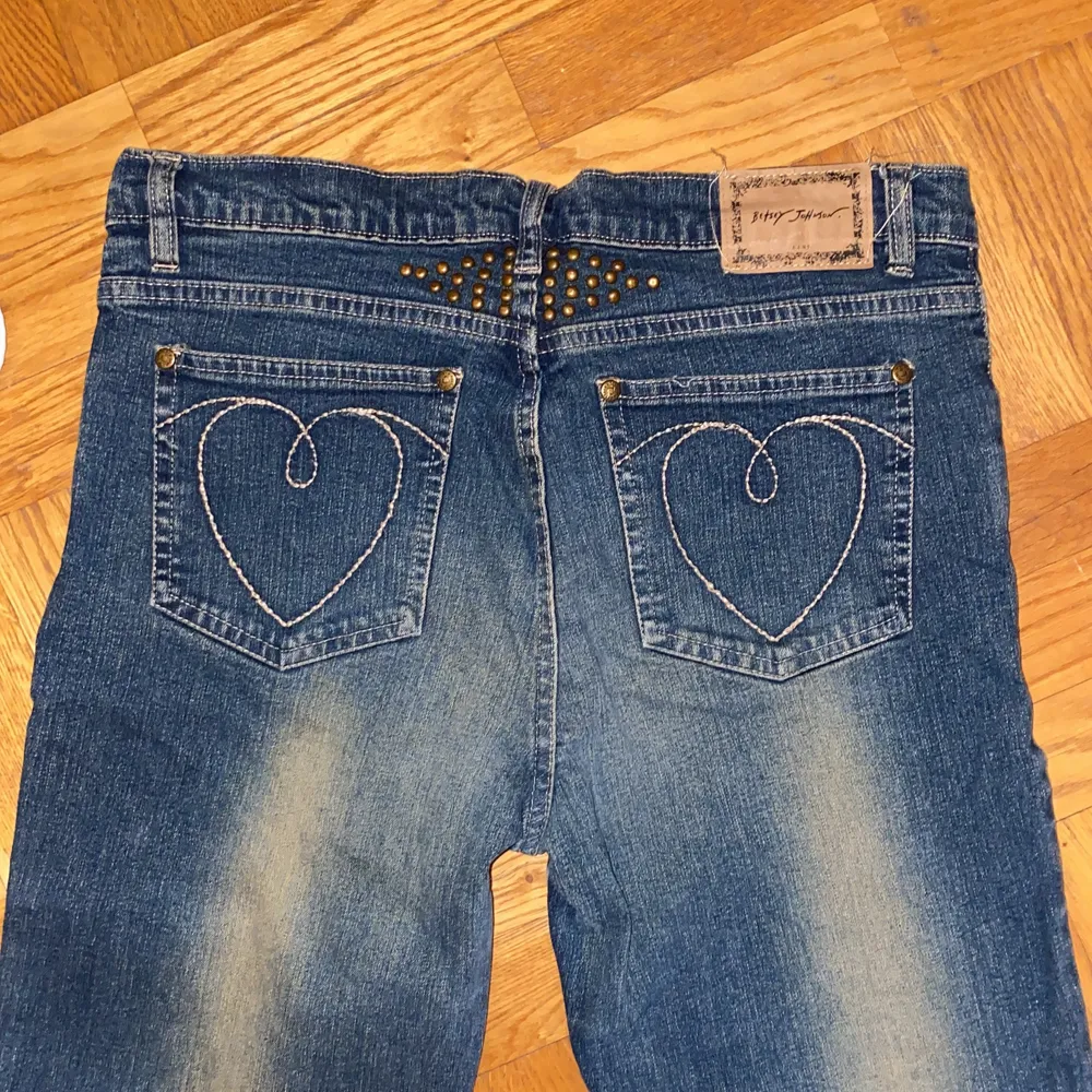 ‼️KLICKA INTE PÅ KÖP DIREKT‼️  Säljer dessa supersnygga betsey Johnson jeansen eftersom dem är för små :( Hjärtan på rumpan och utsvängda i benen! . Jeans & Byxor.