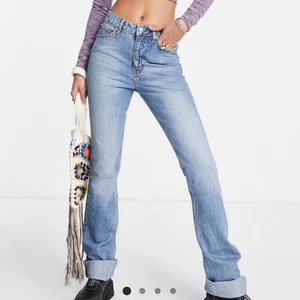 Blå jeans med knapar på fickor - Skit snygga blåa jeans i tall från ASOS, säljer då jag köpte i fel storlek. Nyskick<3