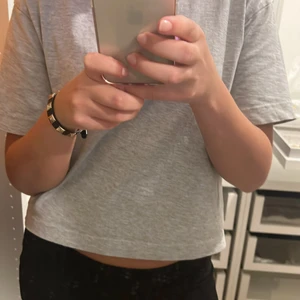 Valentino armband  - Säljer ett valentino liknande armband, det är fejk! TRYCK EJ PÅ KÖP DIREKT, frakten kostar 15kr och inte 29! 