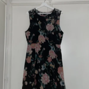 VERO MODA klänning spets  - VERO MODA klänning med spets på baksida. Helt oanvänt. Orginalpris: 399