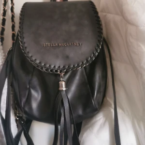Fin stockholm stil ryggsäck, liten lack - Lite stella mcartney ryggsäck I lack 
