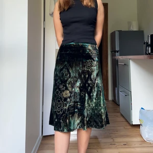 Sammet kjol - Säljer dessa fina kjol som jag köpt från humana. Aldrig använda, fin sick defekt kan ni de i bild 2 med dragkedjan men annars inga fel! Står storlek 40 men passar mig perfekt som är s.38 Pris kan diskuteras❤️