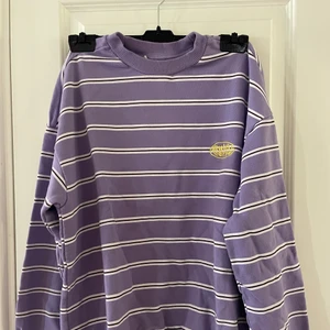 Sweatshirt från Junkyard - Säljer denna sweatshirt från Junkyard i storlek S! Det är en slitning vid mudden på högerarm men det är inget man tänker på!😄😄