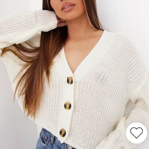 Stickad kofta  - Säljer den här mysiga koftan från Nelly som är slutsåld i storlek XS💘 kan mötas upp samt fraktas🫶🏼