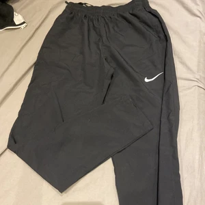 Nike prassel byxor  - Svarta Nike prasselbyxor, knappt andvända